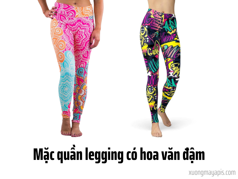 Mặc quần legging có hoa văn đậm